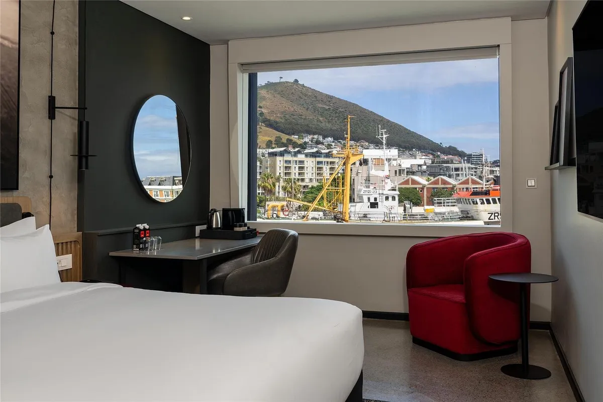 Radisson RED V&A Waterfront — photo 11