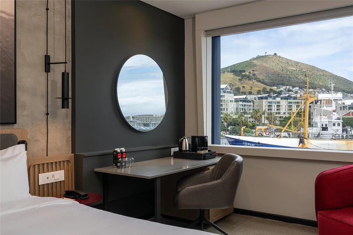 Radisson RED V&A Waterfront — photo 12